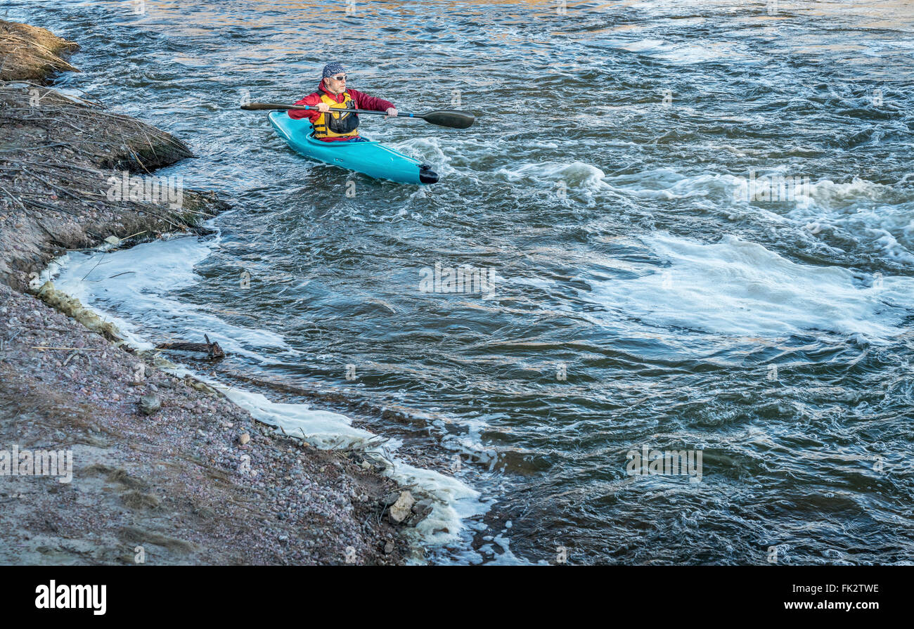 männlichen Paddler paddeln stromaufwärts des turbulenten Flusses mit eine schnelle Strömung Stockfoto