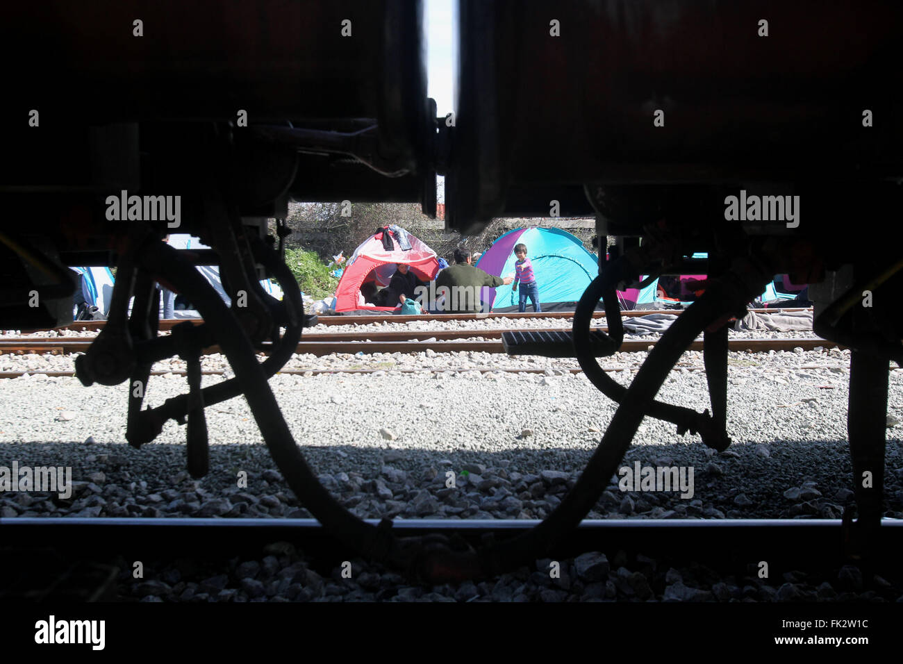 (160306)--Athen, 6 März, 2016(Xinhua)--Menschen leben in Zelten am Idomeni Bahnhof in Nord-Griechenland, nahe der Grenze zu Mazedonien, am 6. März 2016. Flüchtlinge und Immigranten stecken in Idomeni Hoffnung, geben Mazedonien und tragen auf ihrer Reise. (Xinhua/Marios Lolos) Stockfoto