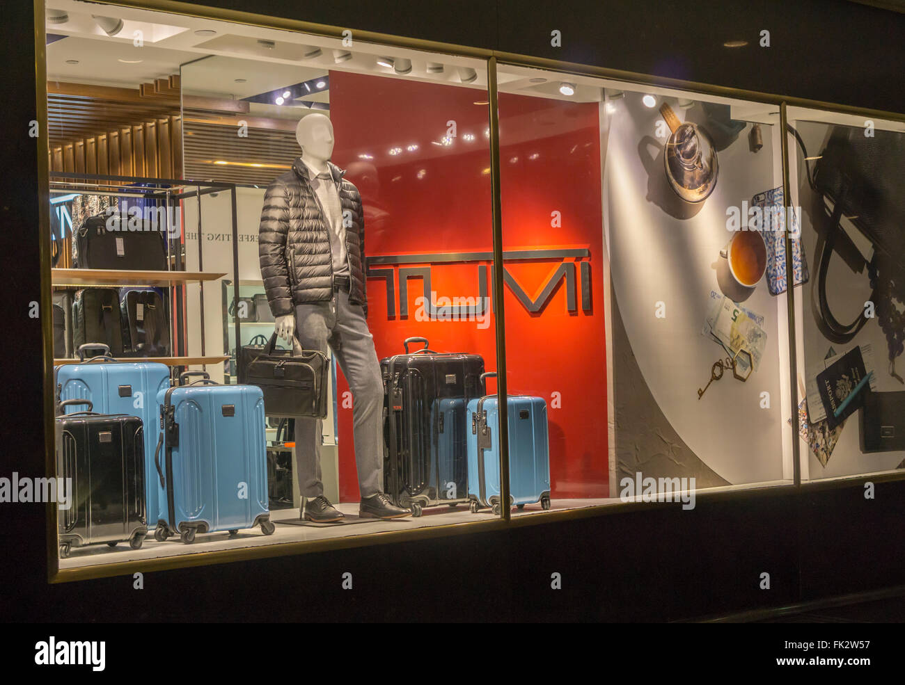 Tumi Marke Gepäck in einem Tumi Store in New York am Freitag, 4. März 2016. Samsonite angekündigt, dass er zugestimmt hat, Konkurrenten Tumi in einem Deal Wert ungefähr $ 1,8 Milliarden zu kaufen. Die Akquisition bietet einen Eintrag für Samsonite in die Welt der teuer, High-End-Gepäck. (© Richard B. Levine) Stockfoto