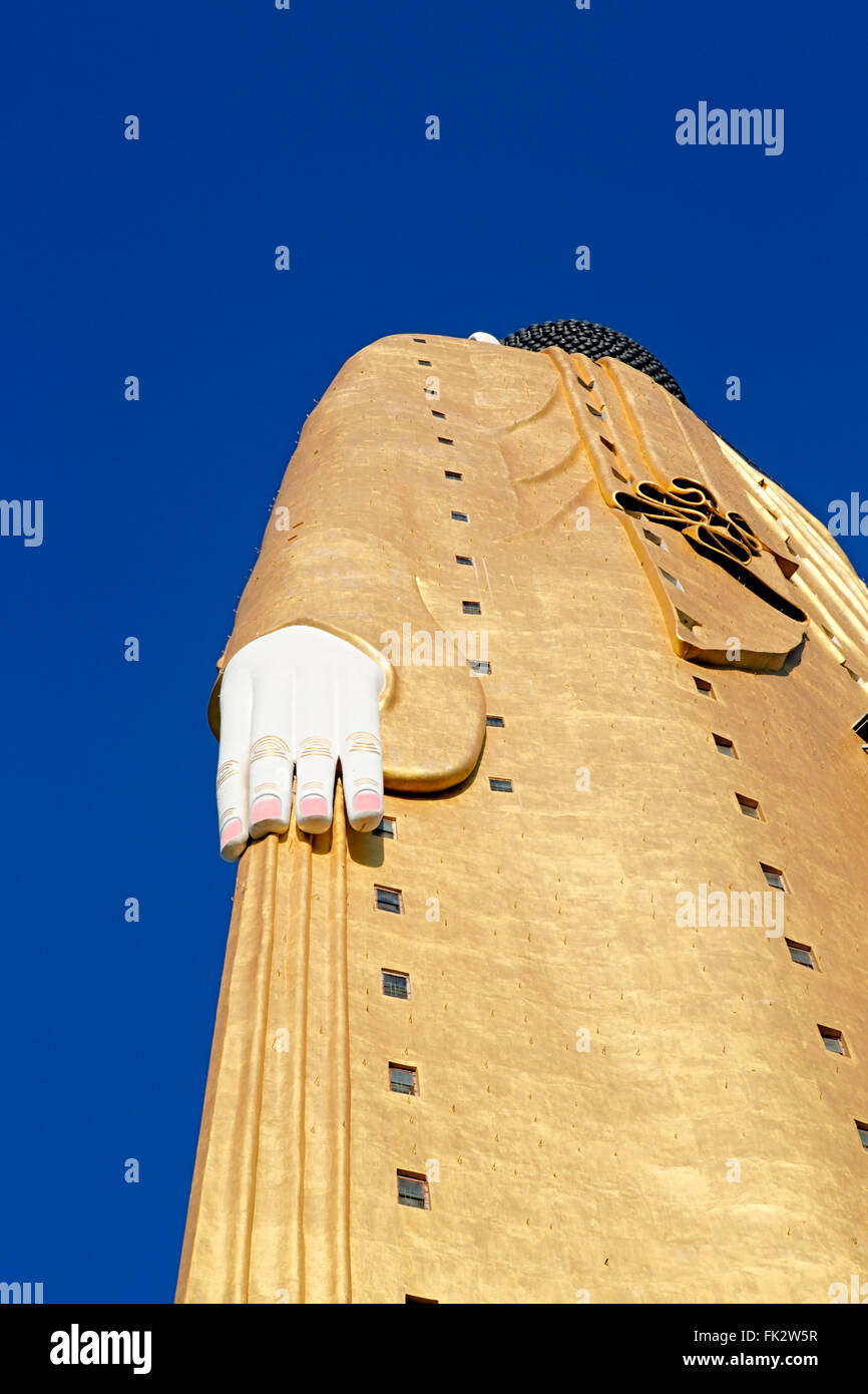 Bodhi Tataung Laykyun Sekkya stehende Buddha-Statue in Myanmar, dem 2. höchsten in der Welt Stockfoto