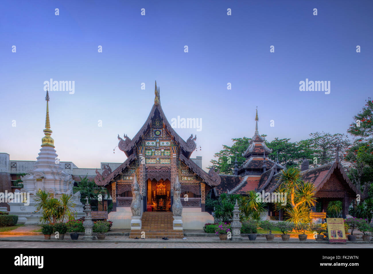 Der Hauptbot oder die Gebetshalle & Chedi (Stupa) im buddhistischen Tempel Wat Chiang man aus dem 13. Jahrhundert, Chiang Mai, Thailand, Südostasien Stockfoto