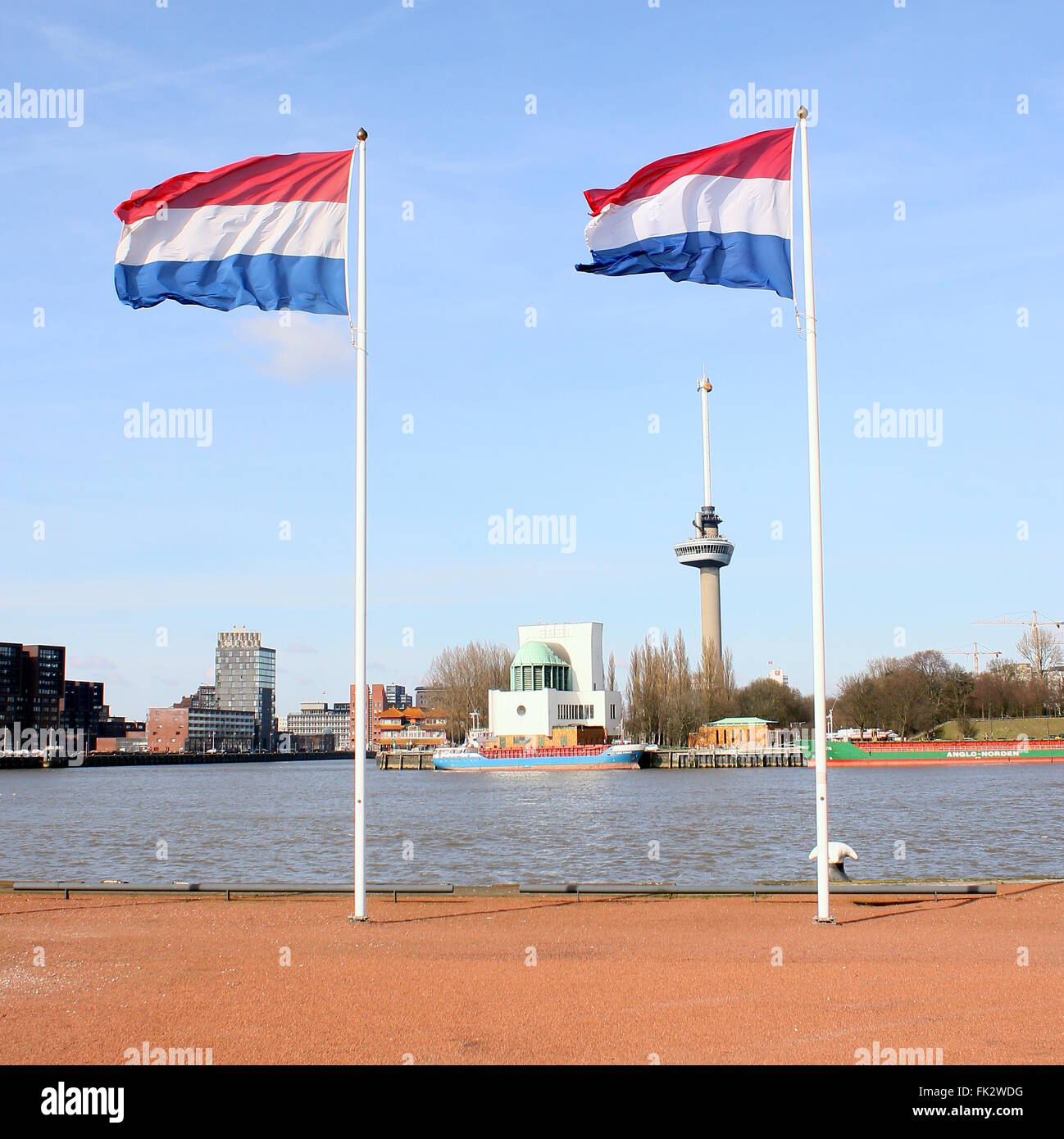 Holländische Fahnen Höhenflug im Hintergrund 185 Meter hohen Euromast Aussichtsturm in Rotterdam, Niederlande Stockfoto