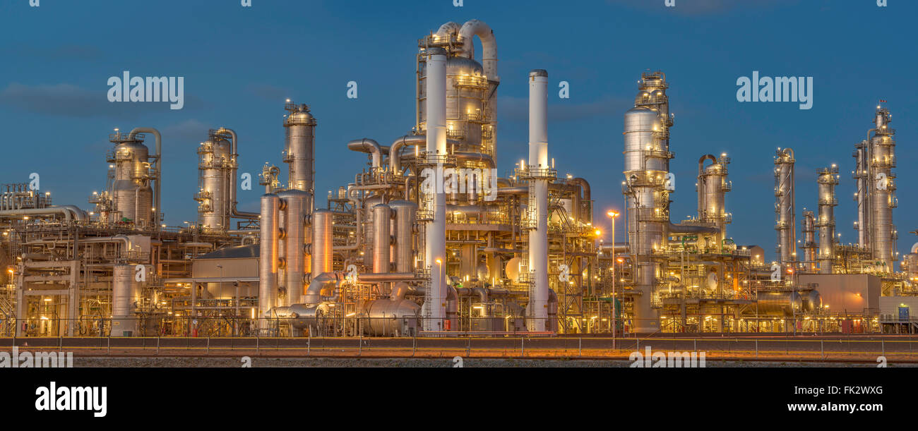 Öl-Raffinerie in der Nacht Stockfoto