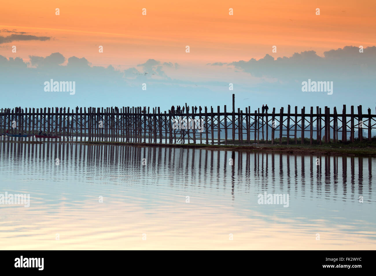 Asien, Südostasien, Myanmar, Mandalay; Teakholz U Bein Brücke und den Taungthaman-See in der Nähe von Amarapura Stockfoto