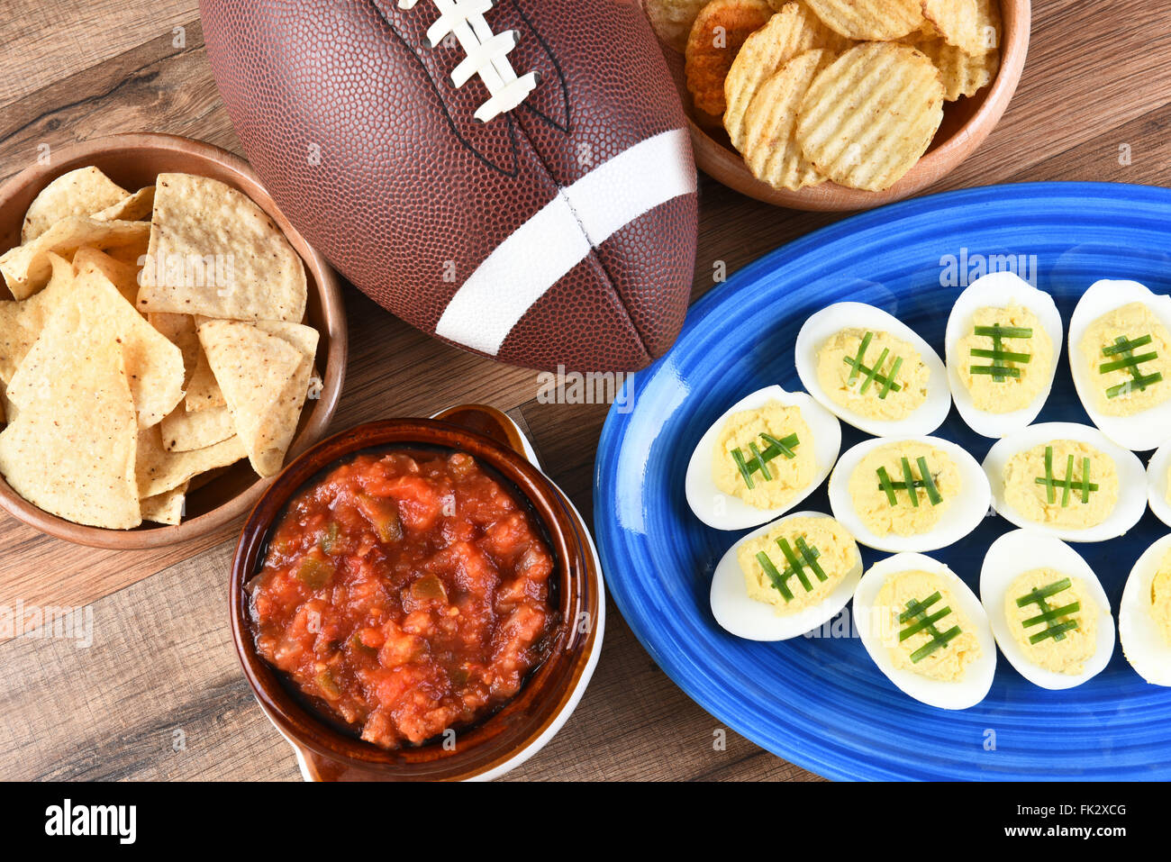 Erhöhte Ansicht von Snacks für ein Fußballspiel ansehen. Ideal für Super Bowl oder Playoff-thematische Projekte. Stockfoto