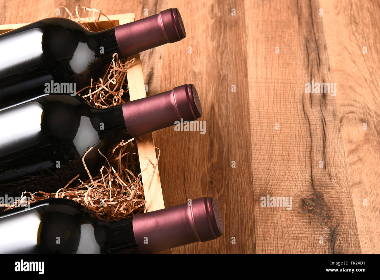 Vogelperspektive Blick auf eine Kiste Weinflaschen auf einem Holztisch mit Textfreiraum. Stockfoto