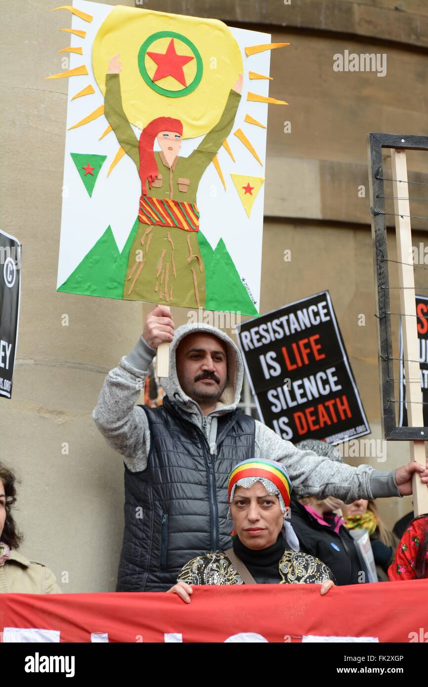 London, UK. 6. März 2016. Demonstrant hält einen selbst gebastelten Plakat Darstellung eines syrischen kurdischen Kämpfers feiern. Bildnachweis: Marc Ward/Alamy Live-Nachrichten Stockfoto