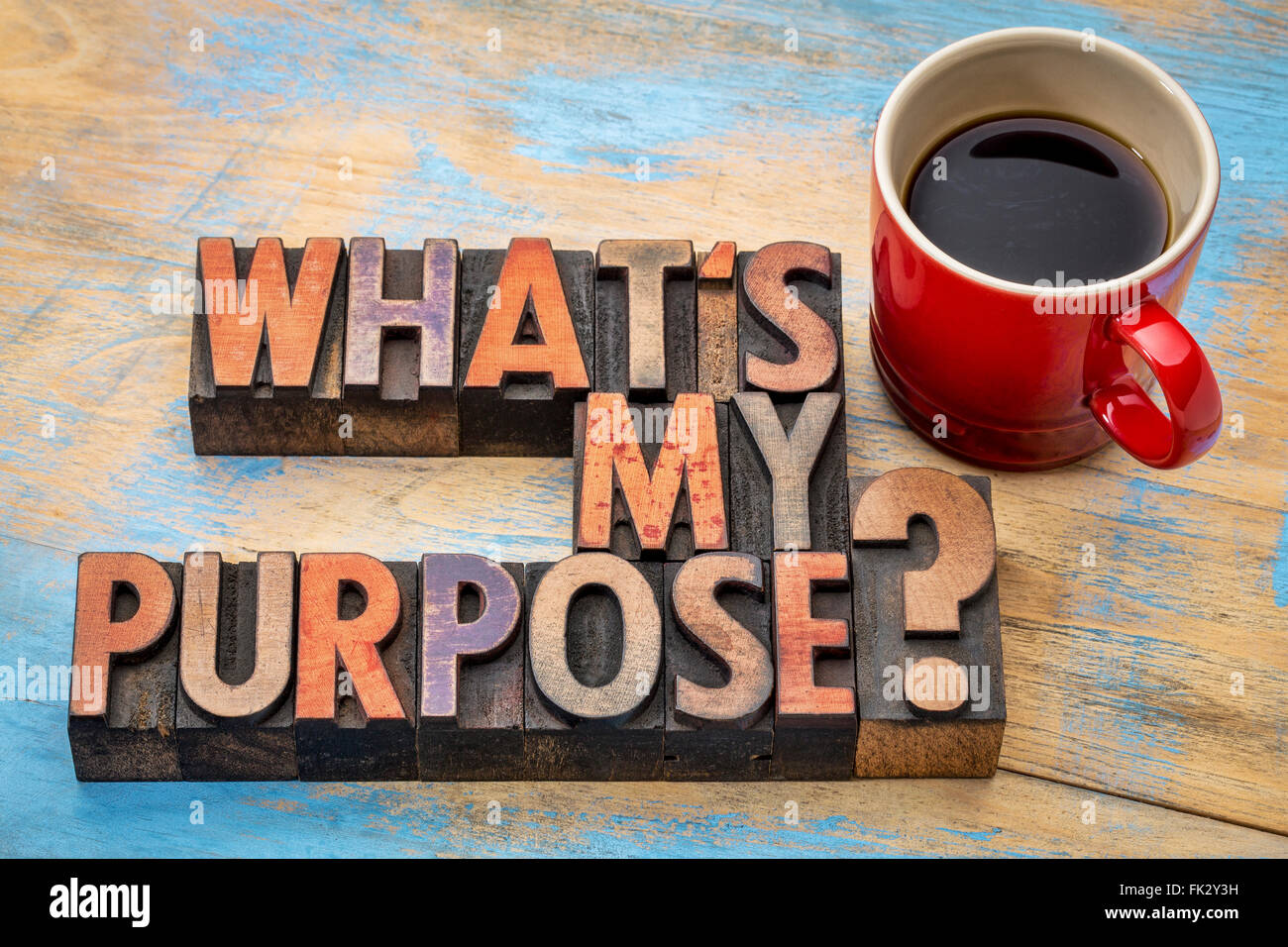 Was ist mein Zweck Frage - Text in Vintage Buchdruck Holzart Druckstöcke mit Tasse Kaffee Stockfoto