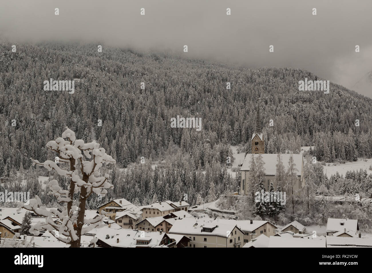 Winter hat einen späten Auftritt in Scuol im Kanton Graubünden, Schweiz. Stockfoto