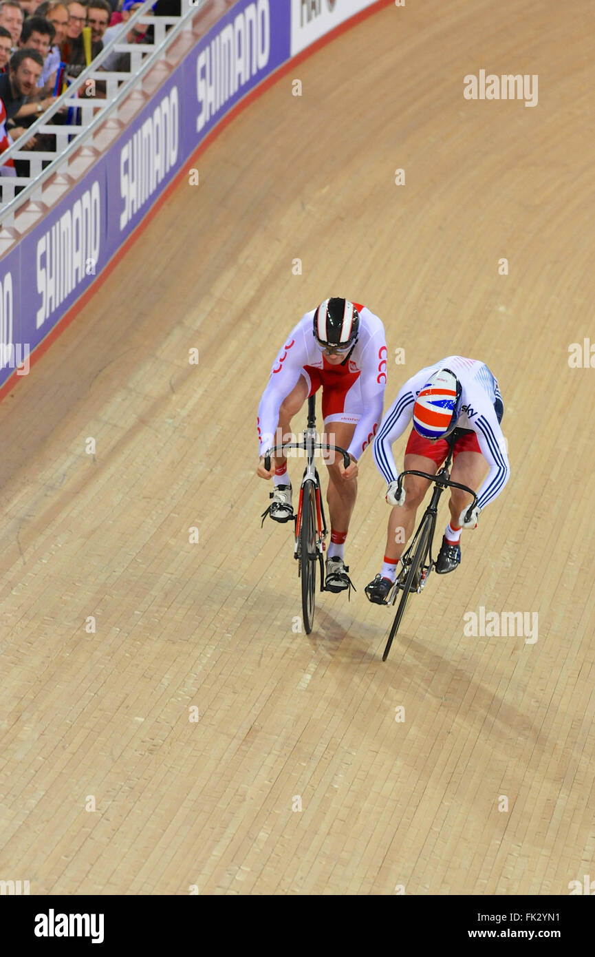 London, UK. 5. März 2016. Damian Zielinski (POL) und Jason Kenny (GBR) drängeln position während die Männer Sprint Halbfinale bei der UCI 2016 Track Cycling World Championships, Lee Valley Velo Park. Bildnachweis: Michael Preston/Alamy Live-Nachrichten Stockfoto