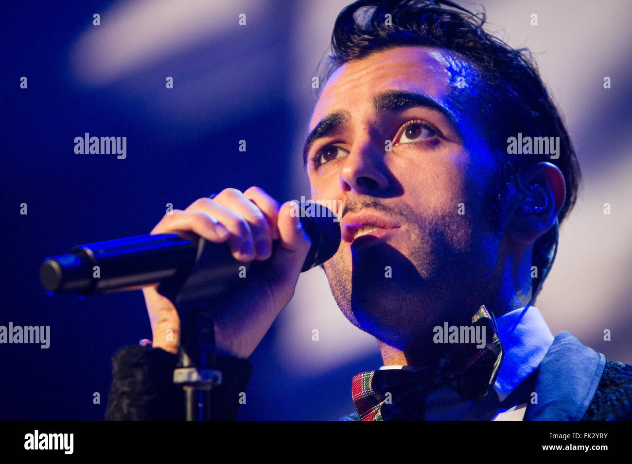 Mailand Italien. 26. November 2011. Der italienische Sänger/Songwriter MARCO MENGONI führt live auf der Bühne im Mediolanum Forum während t Stockfoto