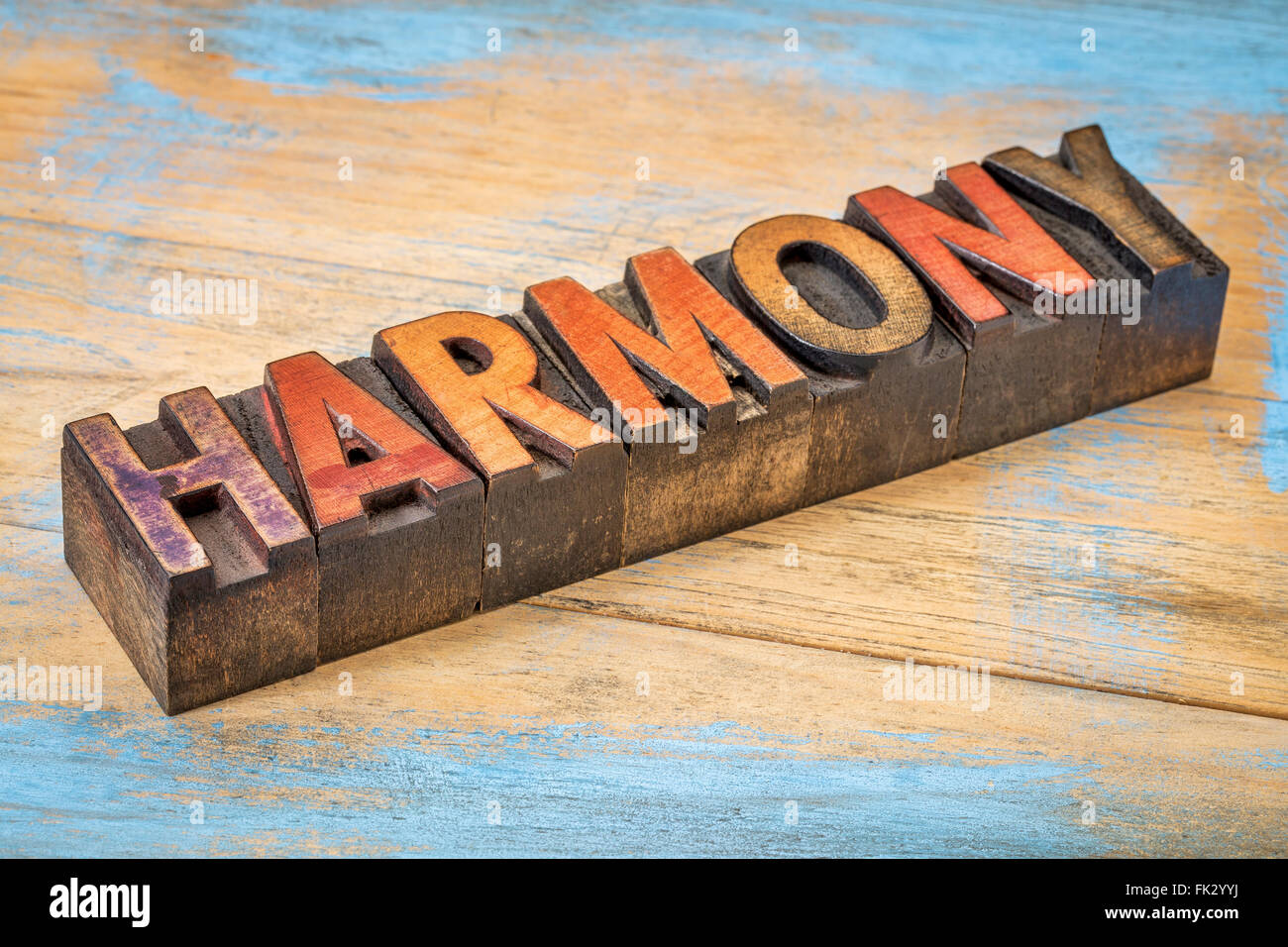 Harmonie-Wort in Vintage Buchdruck Holzart Blöcke durch Farbe Farben gebeizt Stockfoto