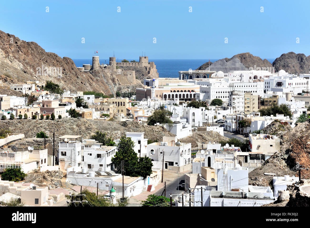 Panorama von Muskat mit Palast von Sultan Qaboos bin Said und Fort al-Jalali an der Küste Stockfoto