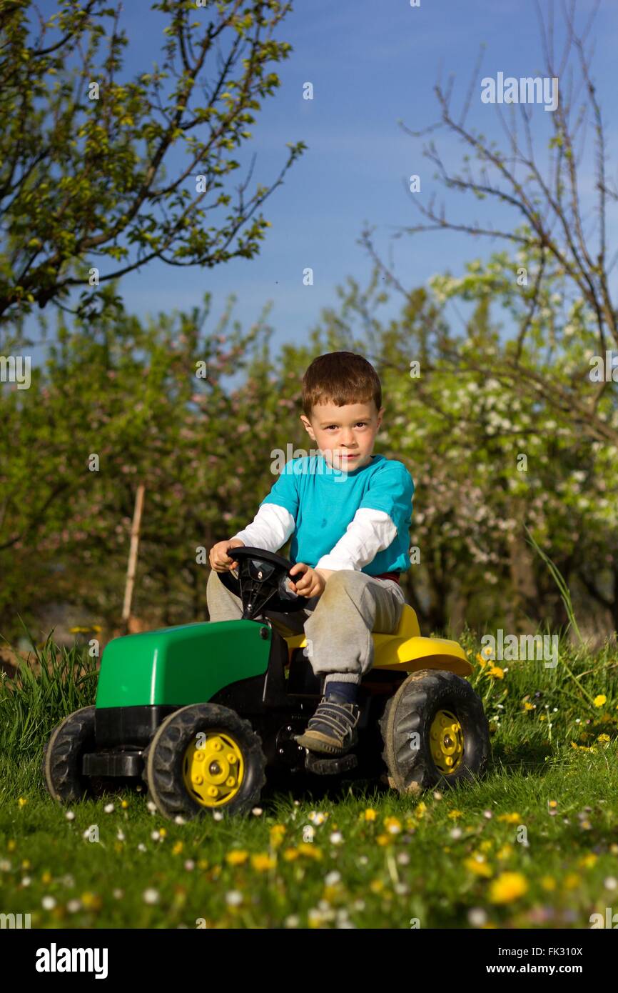 Kleiner Junge geht nach der Kinder Garten Traktoren. Stockfoto