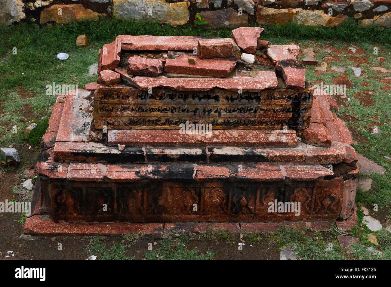 Grab des Ghiyas-Ud-Din Balban (1200 – 1287) bei Mehrauli archäologischen Park in Neu-Delhi, Indien Stockfoto
