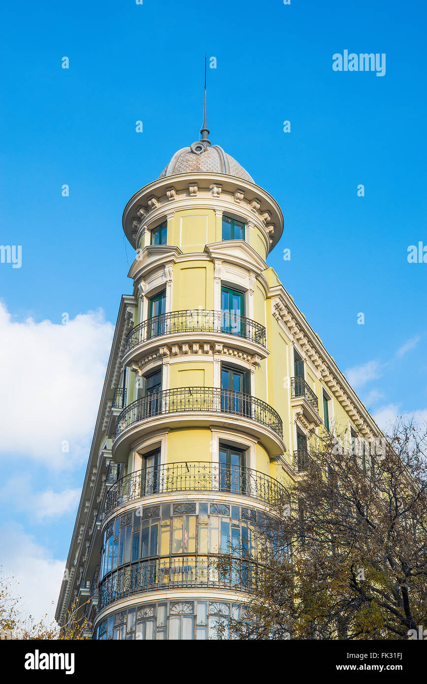 Fassade des Gebäudes. Alcala Straße Ecke Avenue Felipe II. Madrid, Spanien. Stockfoto