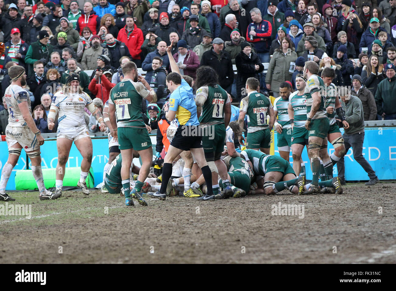 06.03.2016. Welford Road, Leicester, England. Aviva Premiership. Leicester Tigers gegen Exeter Chiefs.  Mathew Carley Schiedsrichter signalisiert einen Versuch für Exeter in den letzten Momenten des Spiels. Stockfoto