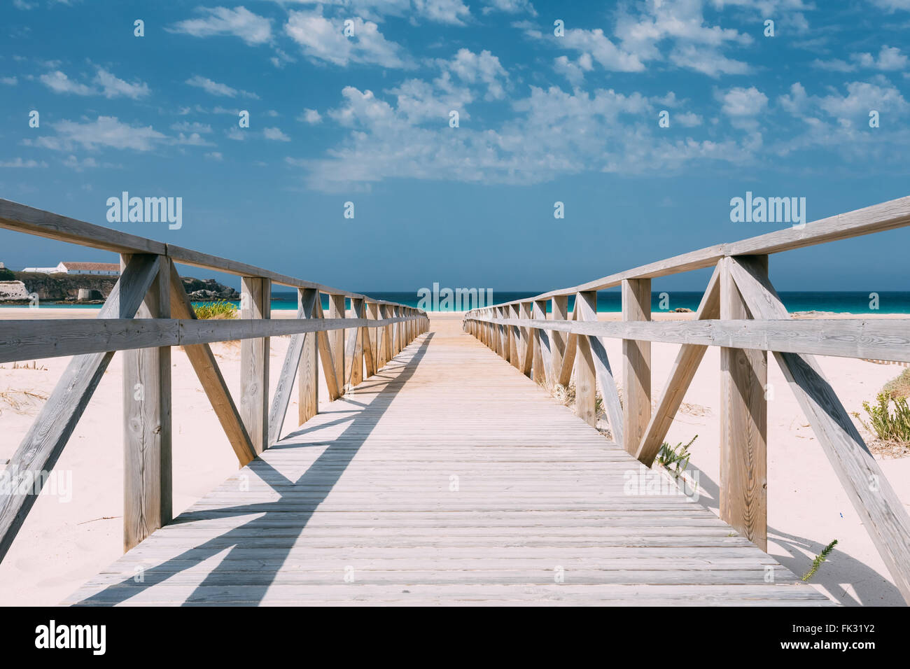 Holzweg, Treppen am Strand Dünen In Tarifa, Andalusien, Spanien. Urlaub, Ferien, Reisen auf dem Meer Hintergrund. Stockfoto