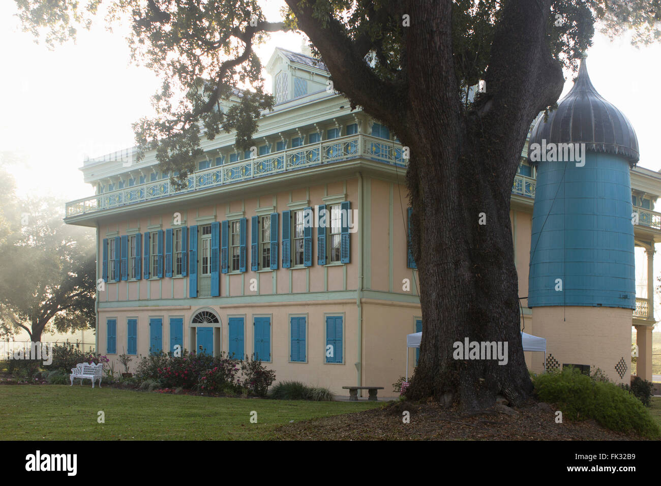 Zurück & Seitenansicht von San Francisco Plantation mit Wasserturm, Garyville, Louisiana, USA. Stockfoto