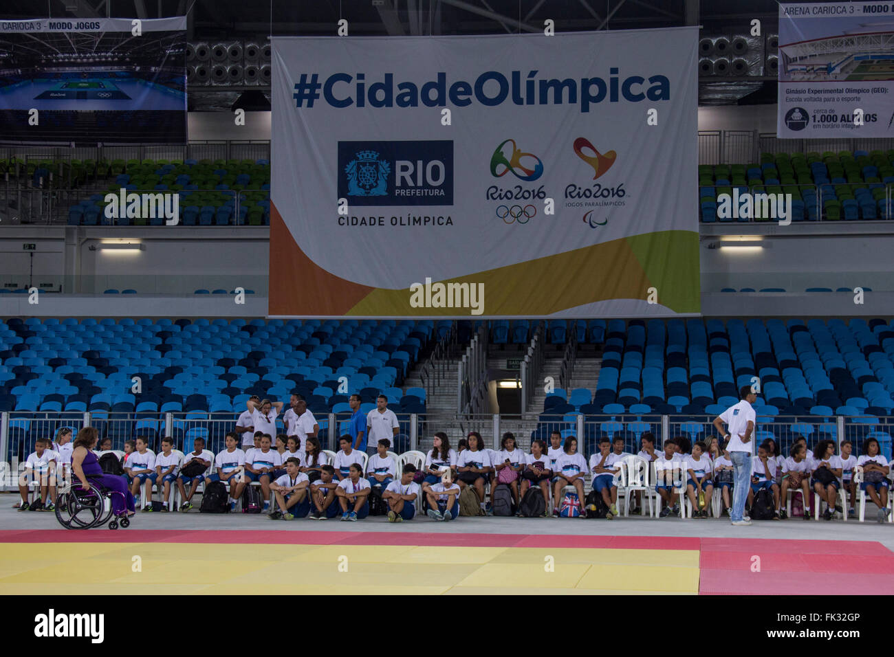 Rio De Janeiro, Brasilien, 6. März 2016: Eduardo Paes, Bürgermeister von Rio, nimmt an der Eröffnung der Arena Carioca 3 bei den Olympischen Park Rio 2016. Die Website ist zu 100 % der abgeschlossenen Arbeiten und wird bei den Olympischen Spielen in den Wettbewerben des Taekwondo und Fechten verwendet werden. Während der Paralympischen Spiele erhalten die Website Wettbewerbe Judo Paralympics. Das Datum der Eröffnung fällt mit den 6 Monaten bis zum Beginn der Paralympics in Rio. Nach Olimíadas wird eine Schule Vollzeit zur Entwicklung von Studenten mit sportlichen Ambitionen Arena Carioca 3 umgewandelt werden. Bildnachweis: Luiz Souza/Alamy Live-Nachrichten Stockfoto