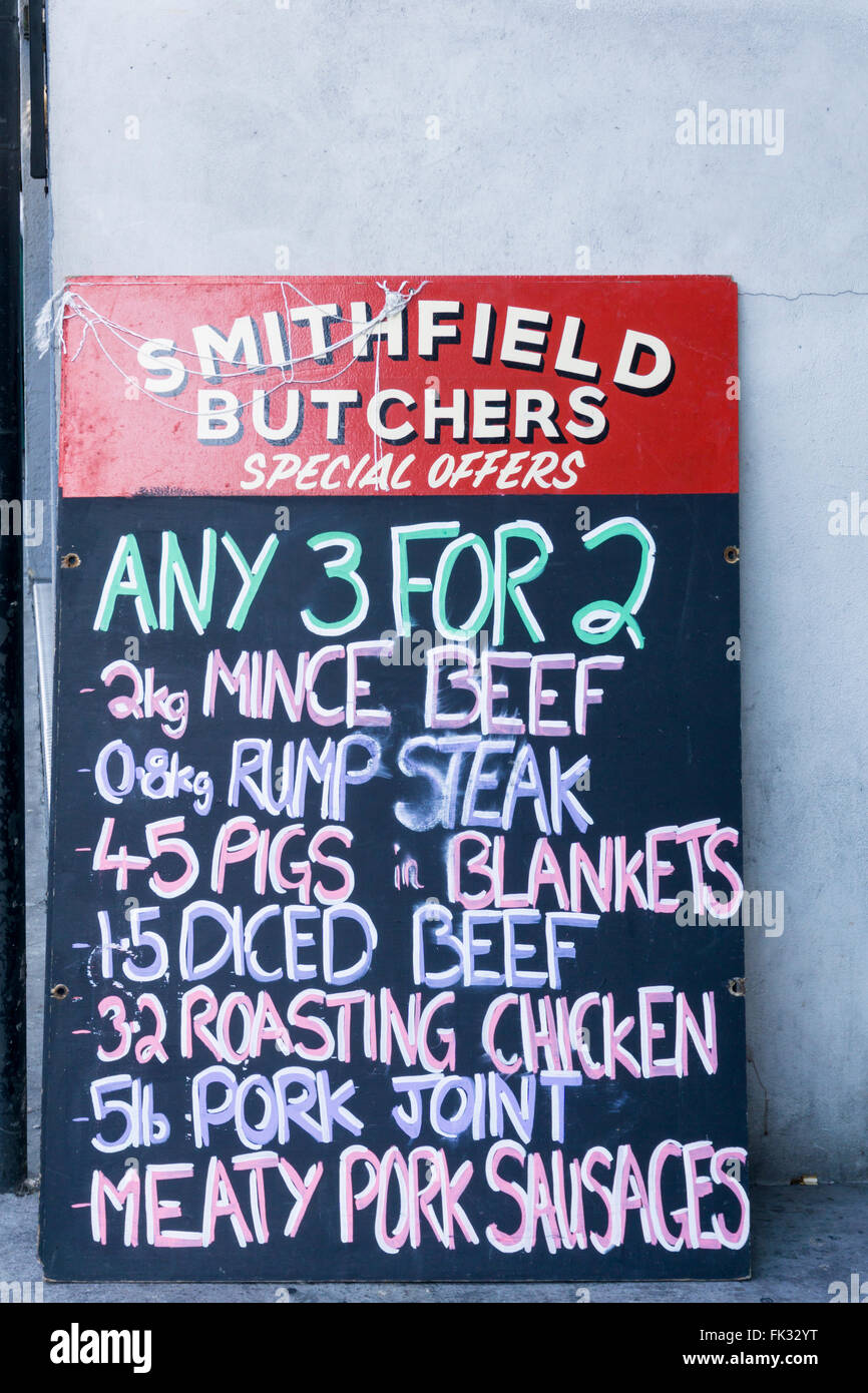 Eine Preisliste für Fleisch vor einem Metzger in Smithfield Market. Stockfoto