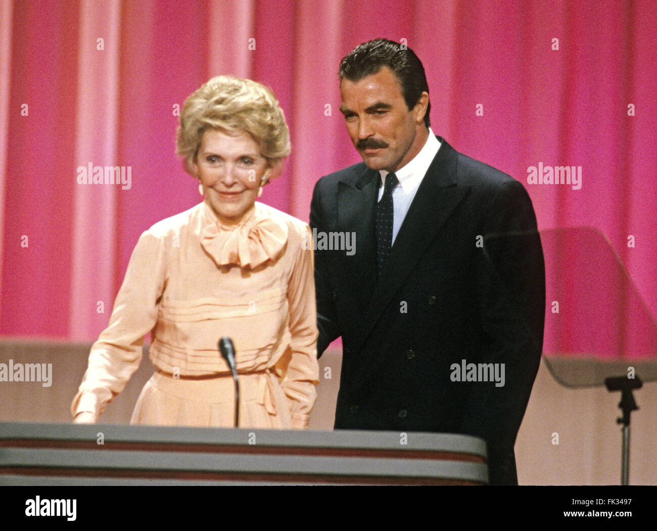 New Orleans, Louisiana, USA. 15. August 1988. First Lady Nancy Reagan und Schauspieler Tom Selleck auf dem Podium der republikanischen Übereinkommen von 1988 im Super Dome in New Orleans, Louisiana am 15. August 1988.Credit: Arnie Sachs/CNP © Arnie Sachs/CNP/ZUMA Draht/Alamy Live News Stockfoto