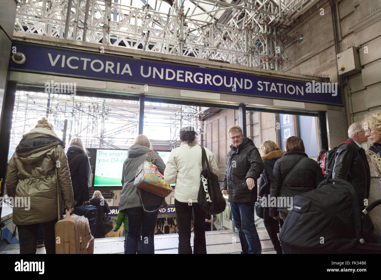 Einreisende in die Victoria u-Bahn-Station auf der Victoria Line, Victoria Station, London UK Stockfoto