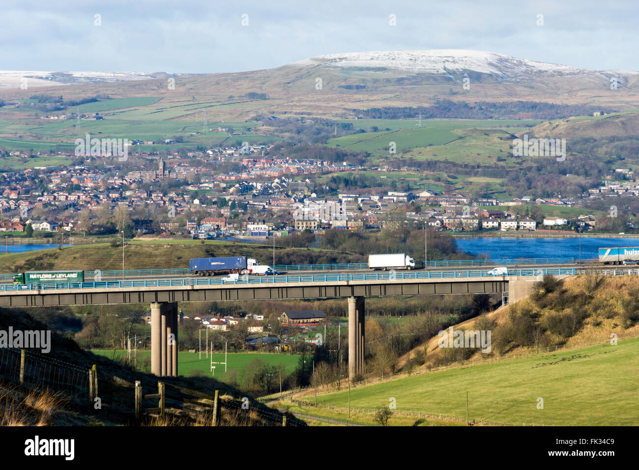 Das Rakewood-Viadukt auf der Autobahn M62, Hollingworth Lake und Brown Wardle Hill, in der Nähe von Littleborough, größere Manchester, UK Stockfoto