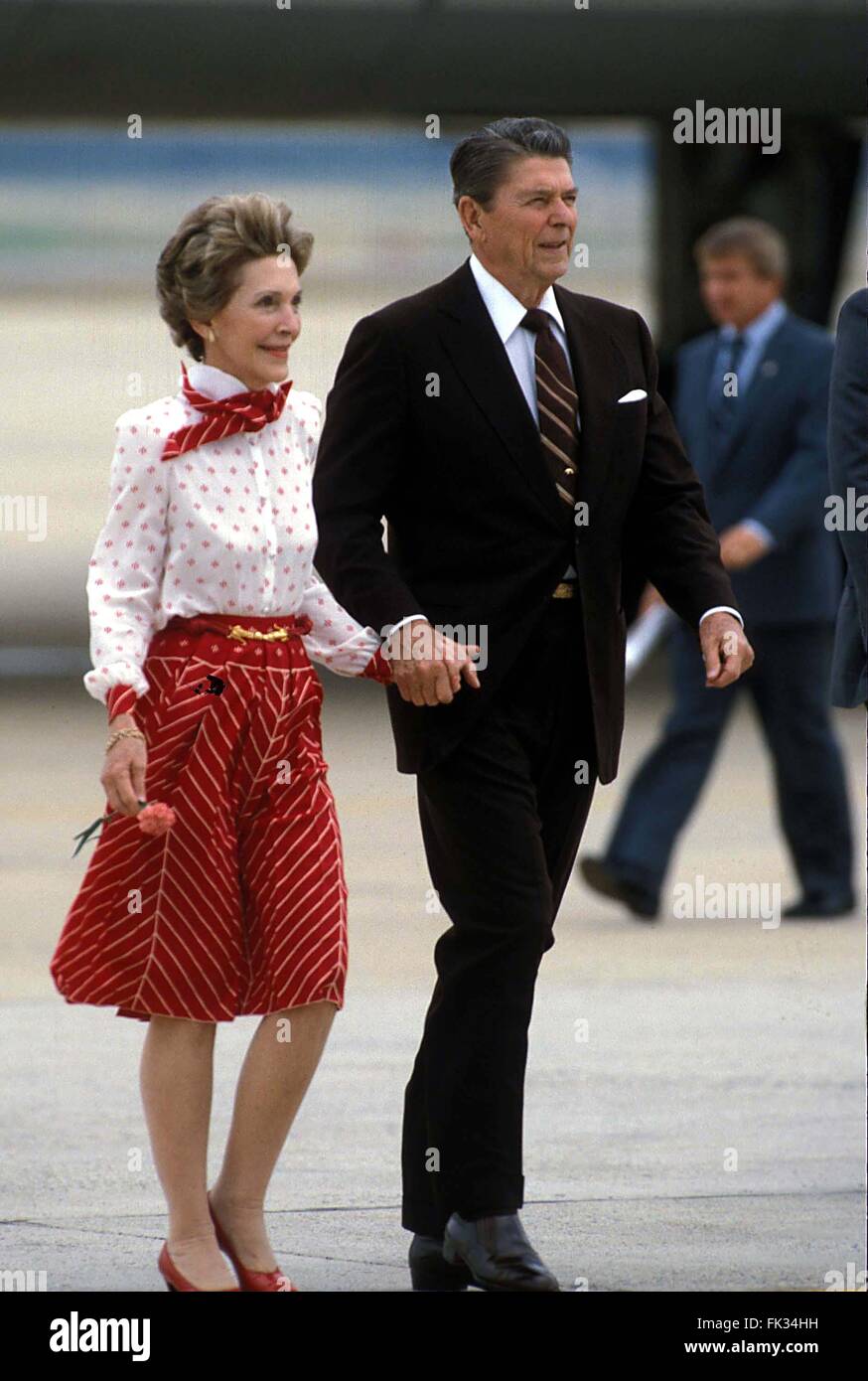 6. März 2016 - gestorben NANCY REAGAN, Ronald Reagans Witwe und die First Lady von 1981 bis 1989, s. 94. Die Ursache des Todes war Herzinsuffizienz. Im Bild: 3. Juni 1985 - Andrews Air Force Base, USA - RONALD REAGAN und Ehefrau NANCY REAGAN Gruß TWA Geiseln auf Andrew Air Force Base zurück.  (Kredit-Bild: © James Colburn/Globe Photos/ZUMAPRESS.com) Stockfoto