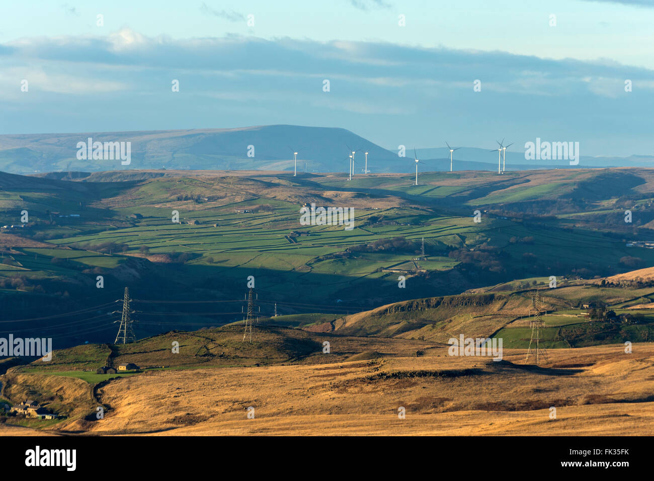 Windräder über dem oberen Roch-Tal von Blackstone Rand, in der Nähe von Littleborough, größere Manchester, UK Stockfoto