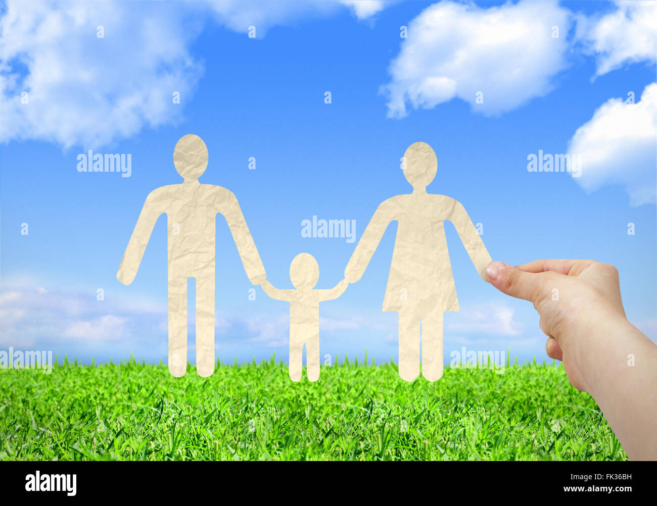 Hand Scherenschnitt halten Familie mit Himmelshintergrund Stockfoto