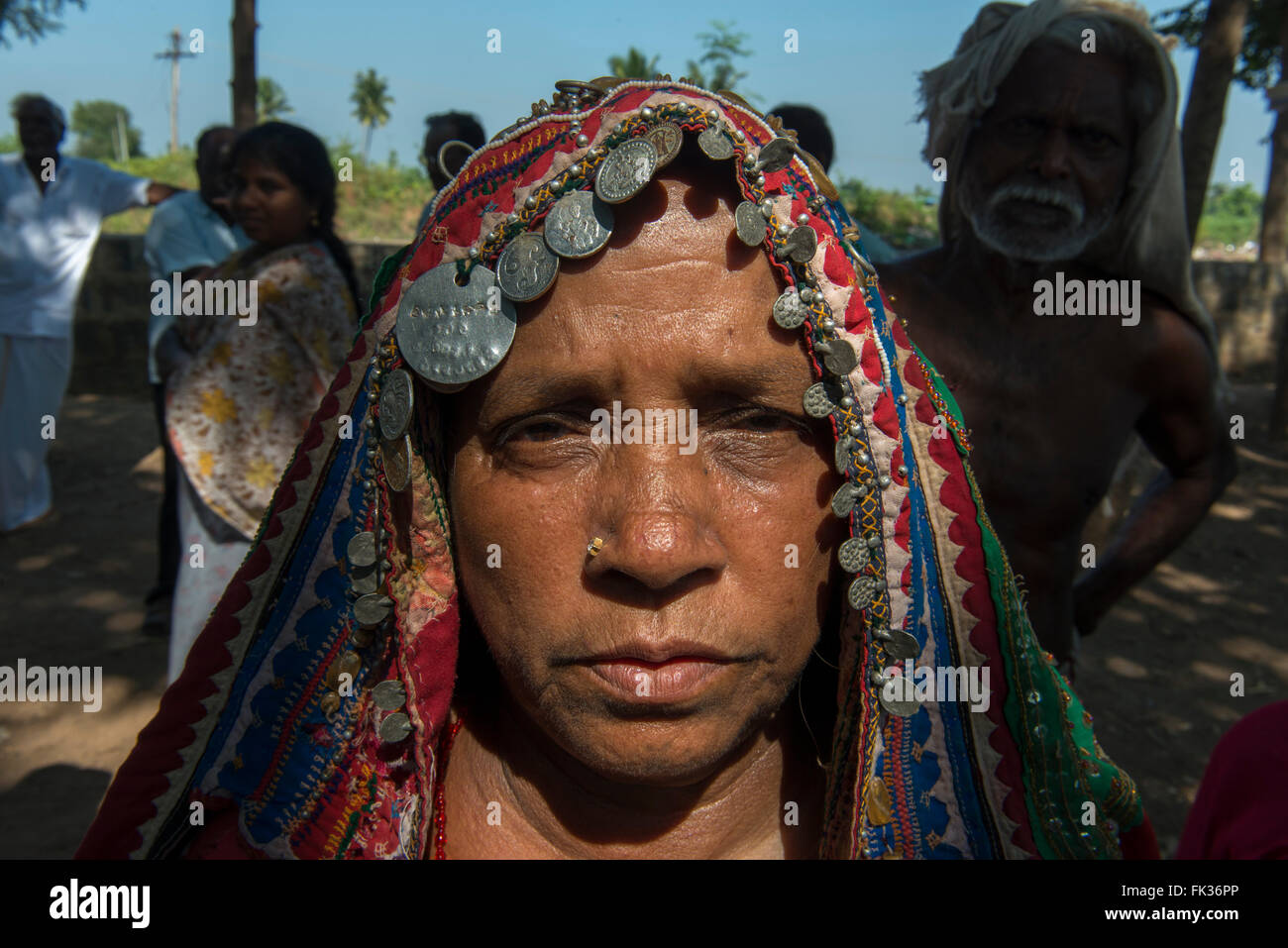 Lambadi Tribal Dame tragen traditionelle Kopftuch mit Silbermünzen, in der Nähe von Tiruvannamalai Stockfoto