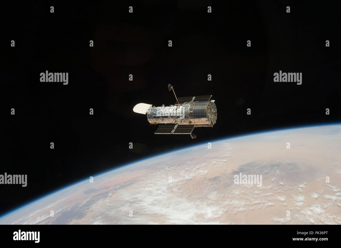 Das Hubble Space Telescope schwebt vom Space Shuttle Discovery, nachdem die Besatzung von STS-125 der schwimmende Observatorium mit dem Roboterarm 19. Mai 2009 in der Erdumlaufbahn freigegeben. Stockfoto
