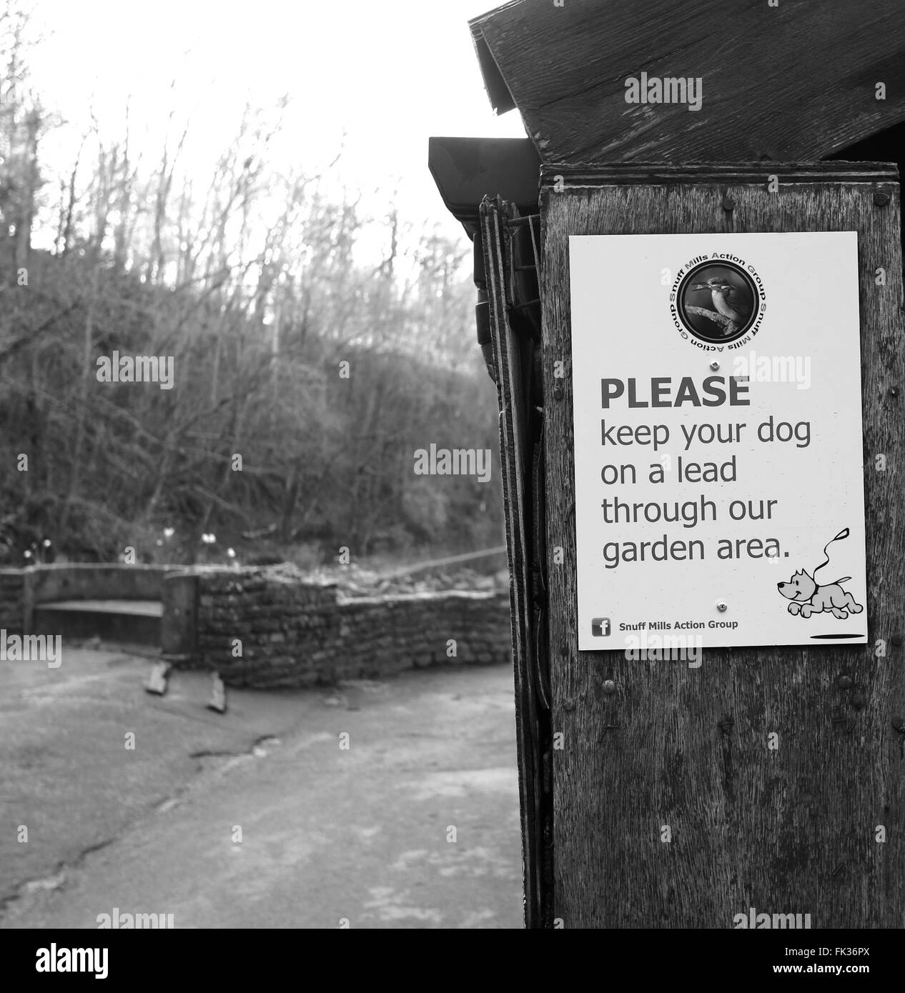 Zeichen in einem Bristol Park Fragen Besitzer Rücksicht nehmen und sauber zu sein und halten ihre Haustiere an der Leine Stockfoto