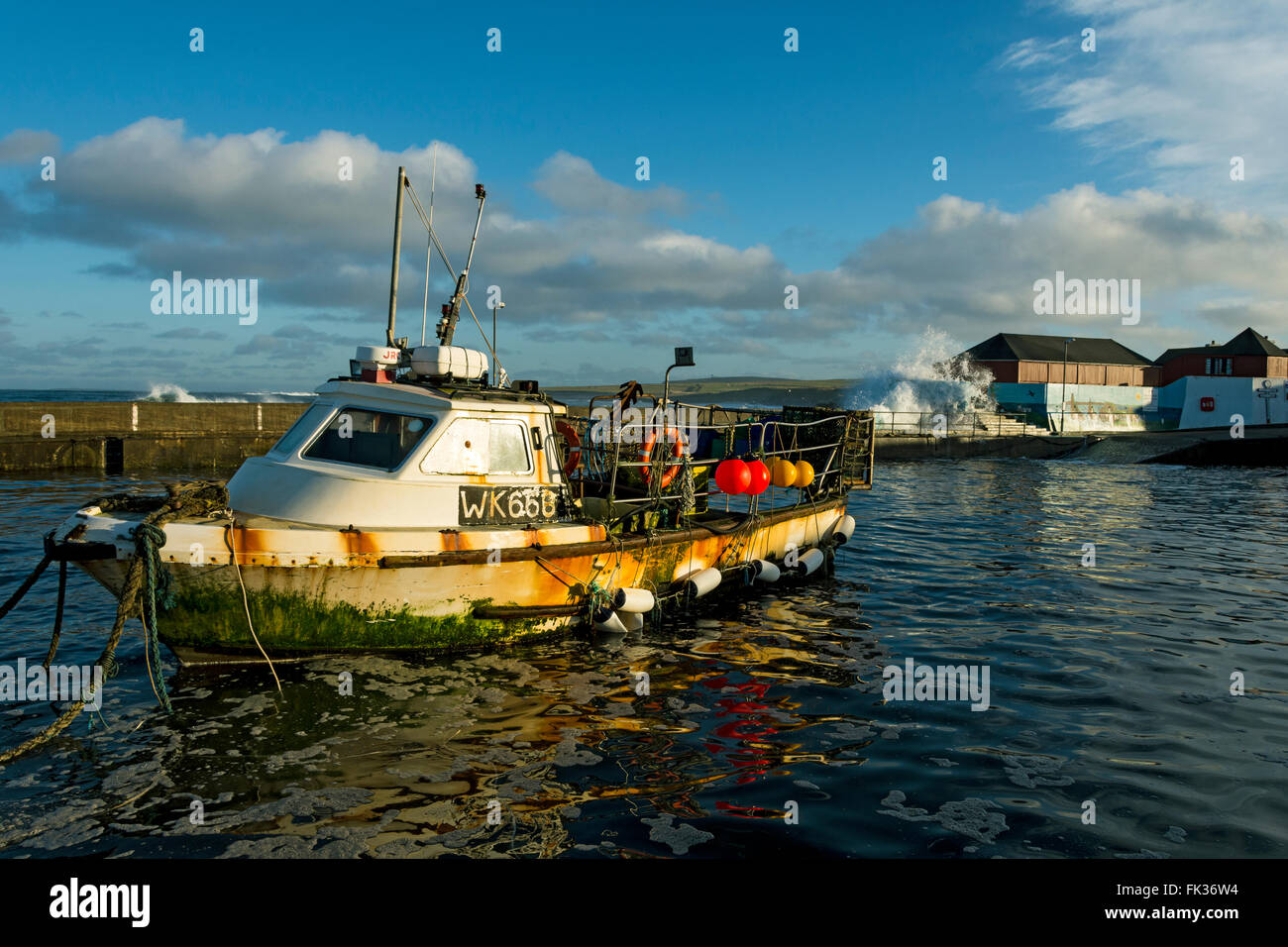 Fischerboot im Hafen von John O' Groats, Caithness, Schottland, Vereinigtes Königreich. Stockfoto