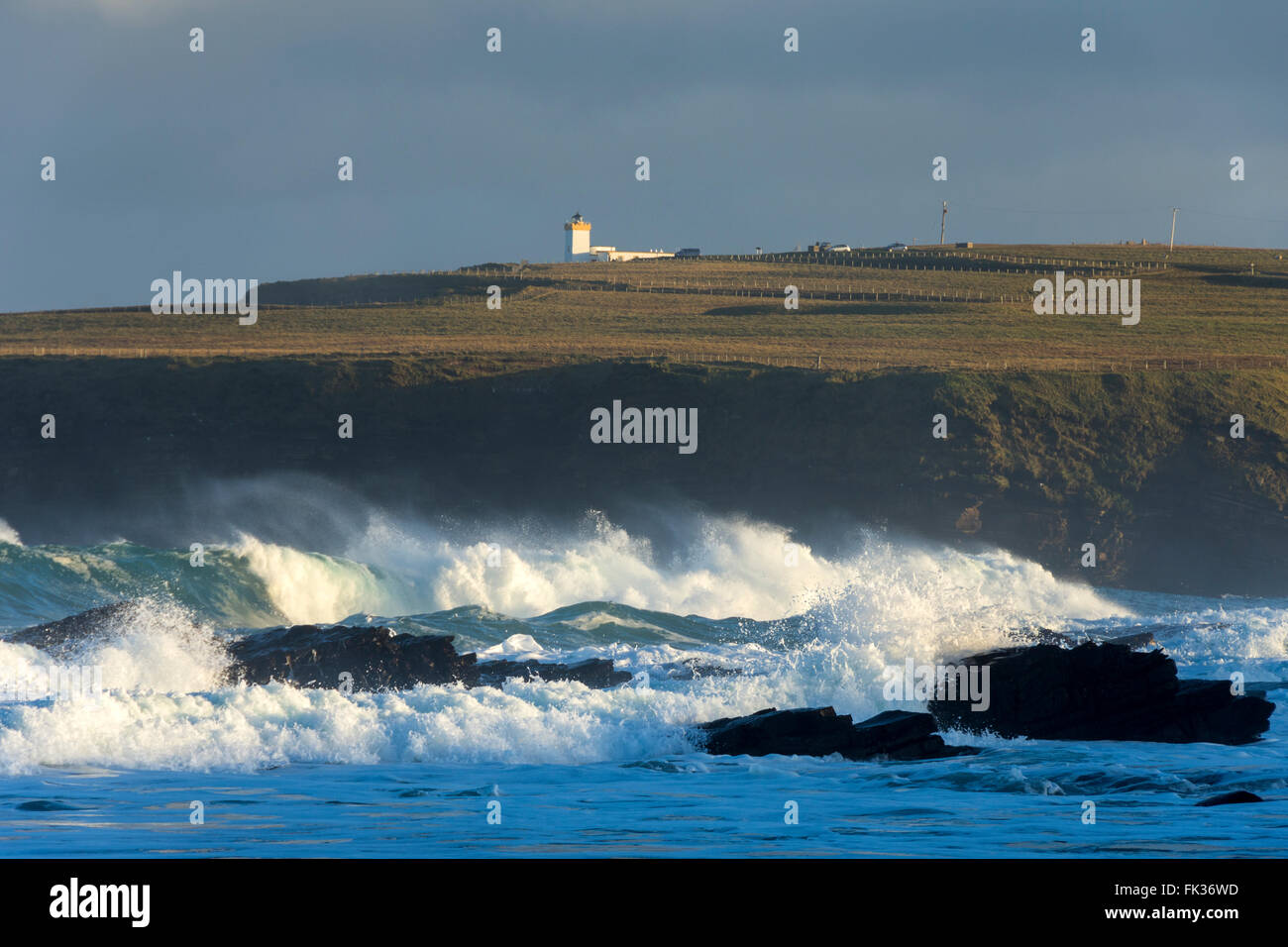 Duncansby Leuchtturm an einem stürmischen Tag, über die Bucht von Sannick, in der Nähe von John O' Groats, Caithness, Schottland, Vereinigtes Königreich Stockfoto