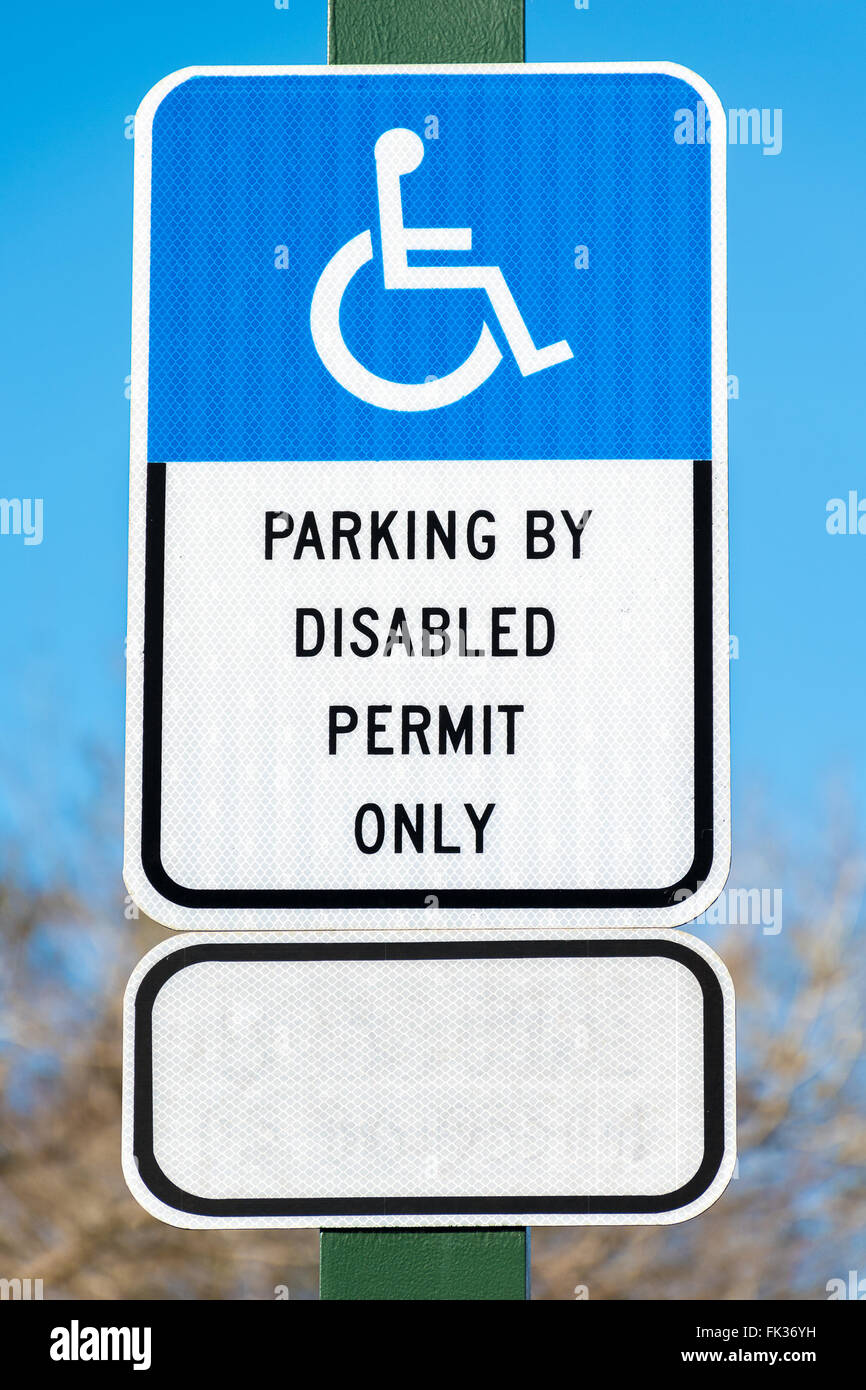 Behindertenparkplätze nur Zeichen Stockfoto