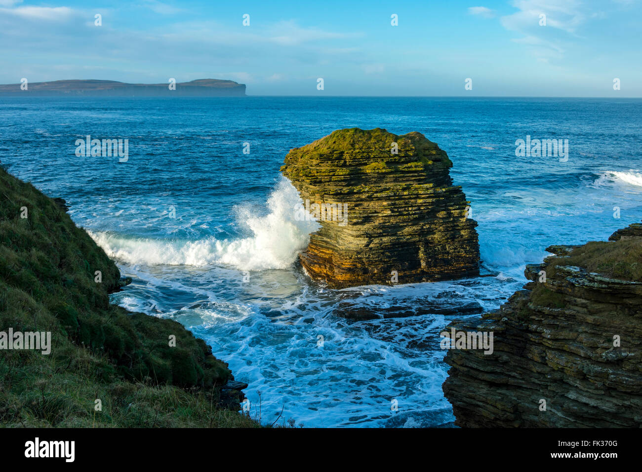 Meer-Stack vom Küstenweg in der Nähe von Scarfskerry, Caithness, Schottland, UK.  In der Ferne ist Dunnet Head. Stockfoto