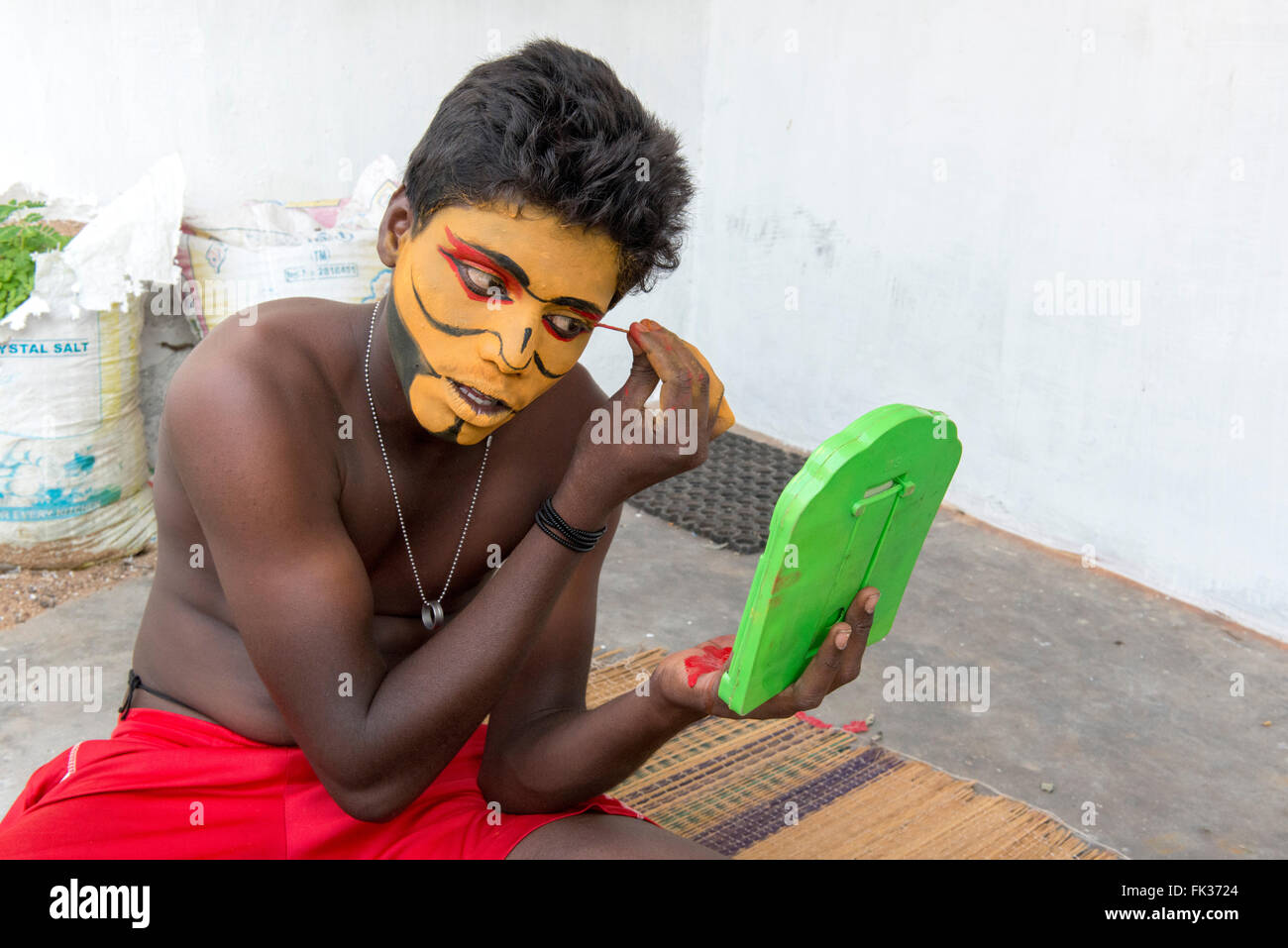 Junge Menschen setzen auf Make-up für Therukoothu Theateraufführung, Purisai Stockfoto