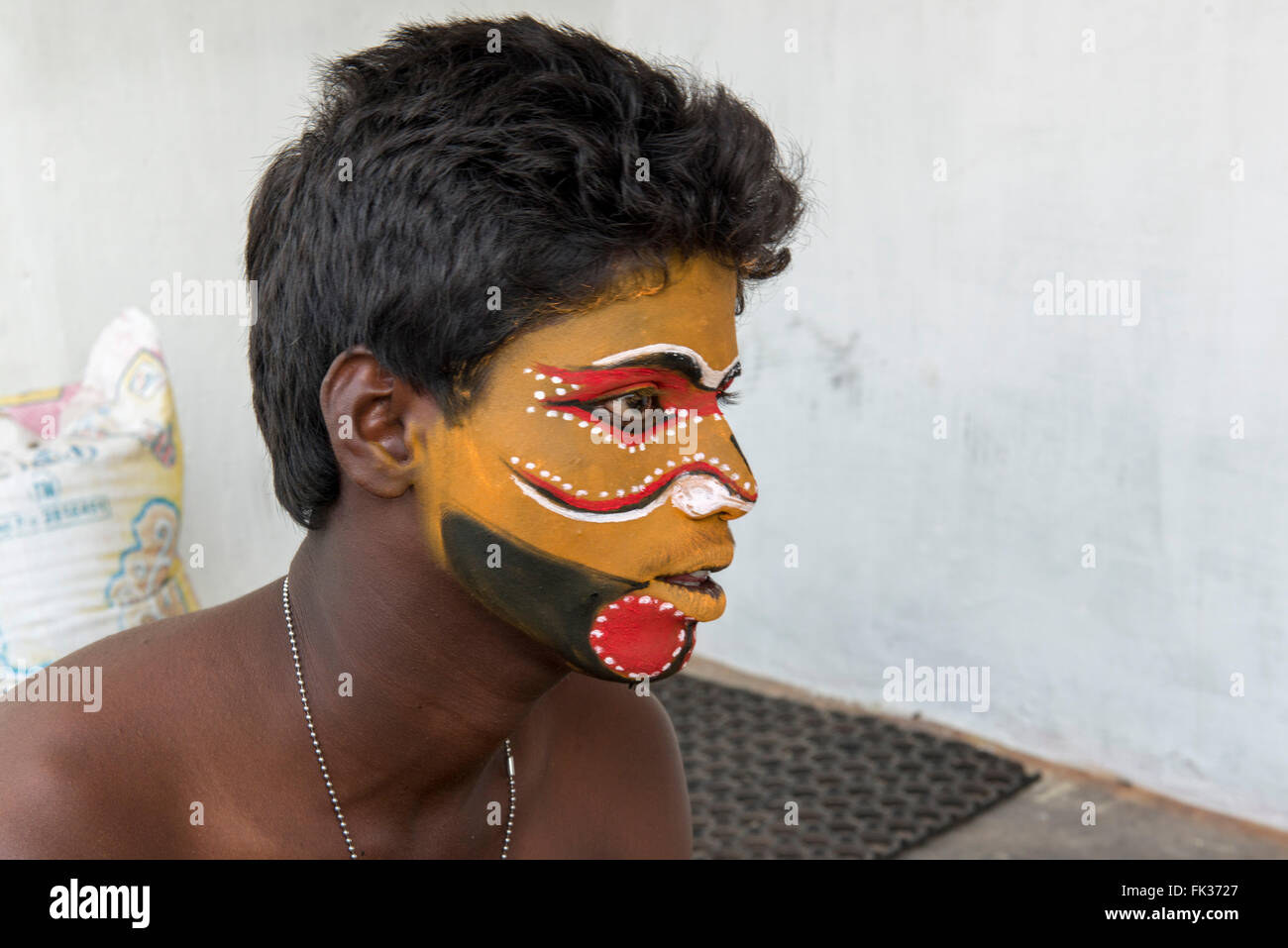 Junger Mann tragen Make-up für Therukoothu Theateraufführung, Purisai Stockfoto