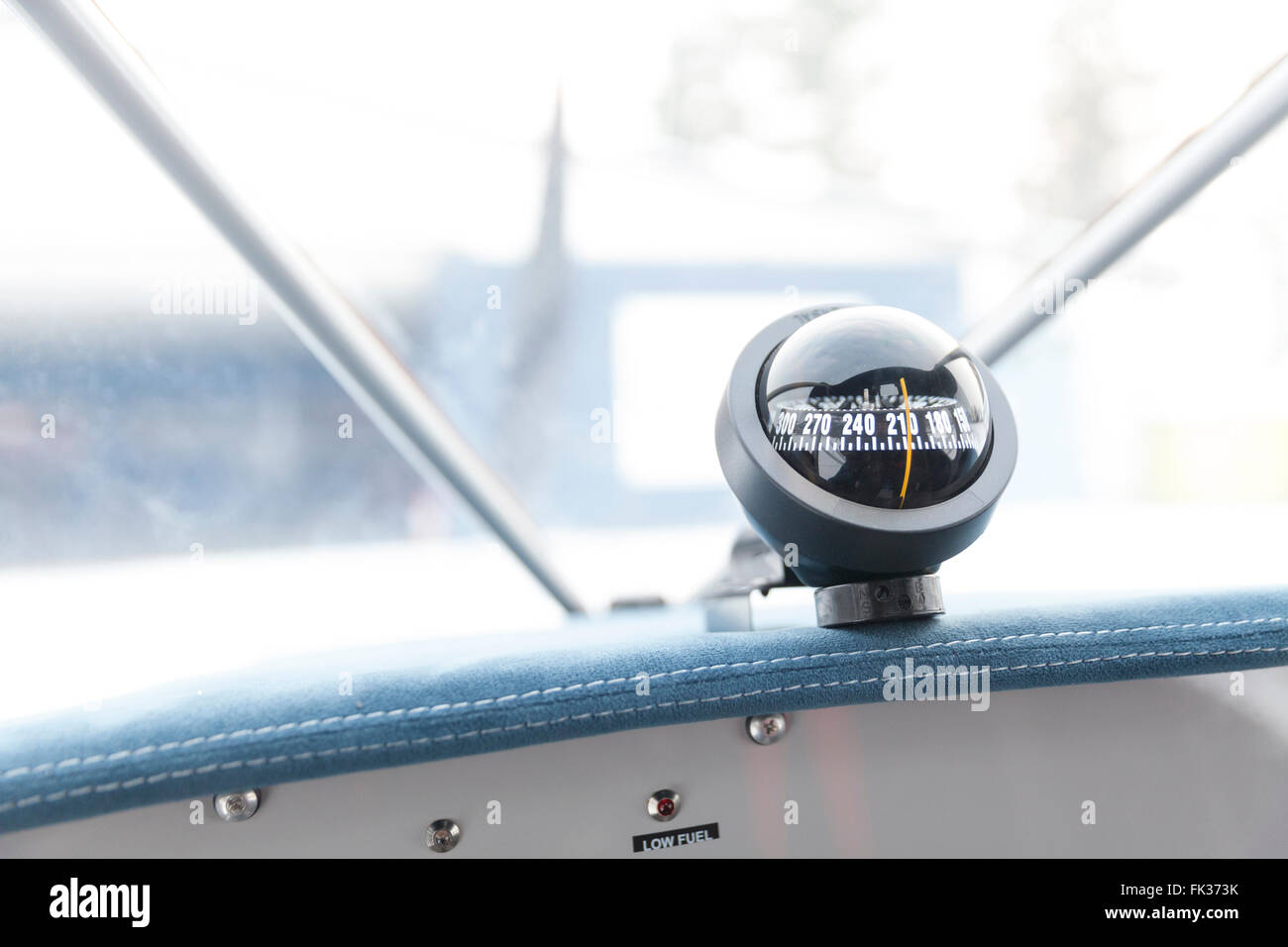 Kompass im Flugzeug hautnah Stockfotografie - Alamy