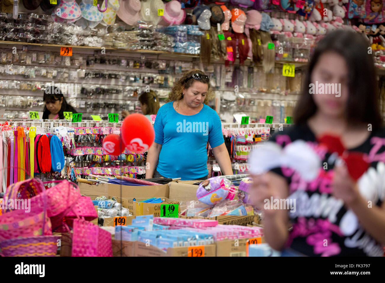 Menschen beim Einkaufen in einem Discounter in Calexico, Kalifornien an der Grenze zu Mexiko Stockfoto