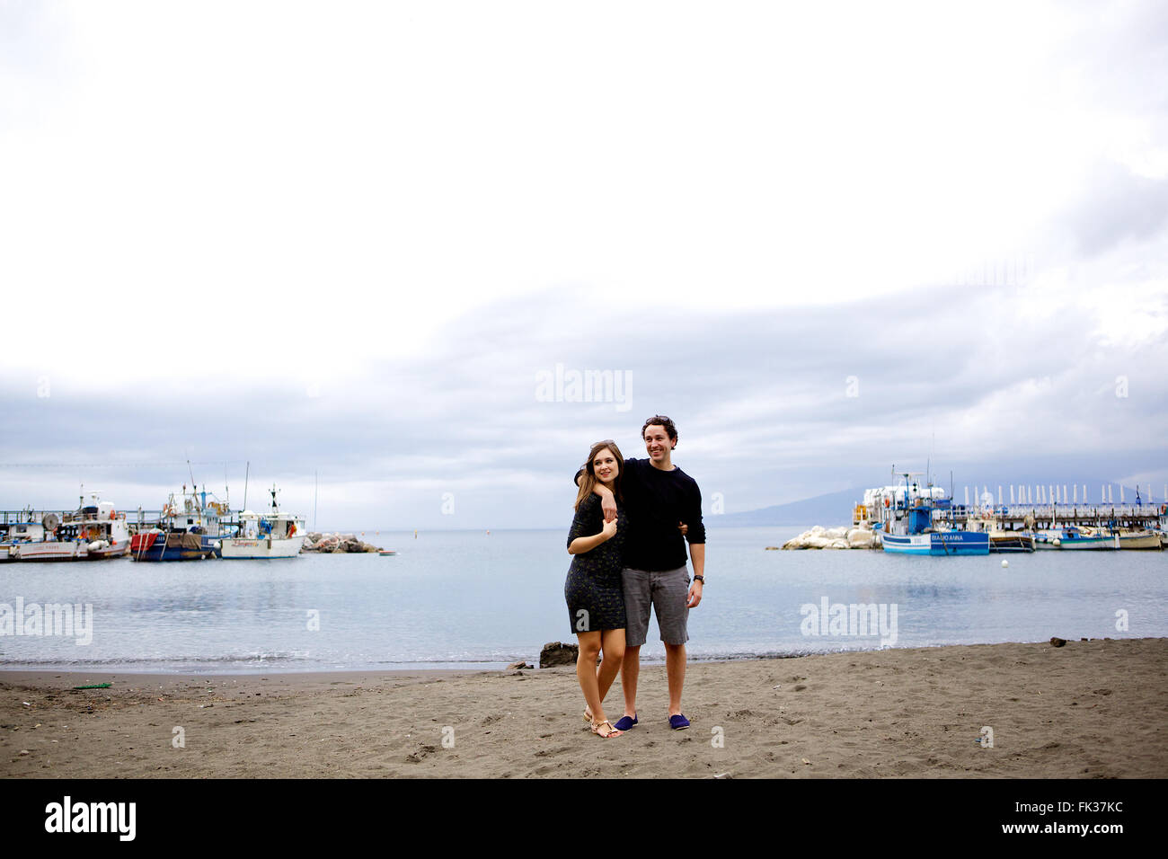 Jung, in Liebe Brünette Pärchen im Urlaub in Italien, mit Blick auf die Amalfiküste, Sorrent Hafen von Marina Grande Stockfoto