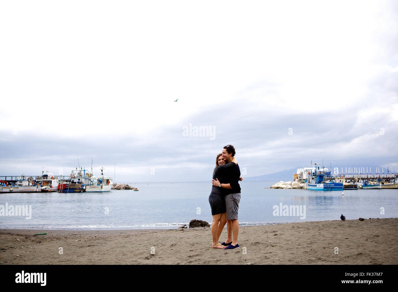 Jung, in Liebe Brünette Pärchen im Urlaub in Italien, mit Blick auf die Amalfiküste, Sorrent Hafen von Marina Grande Stockfoto