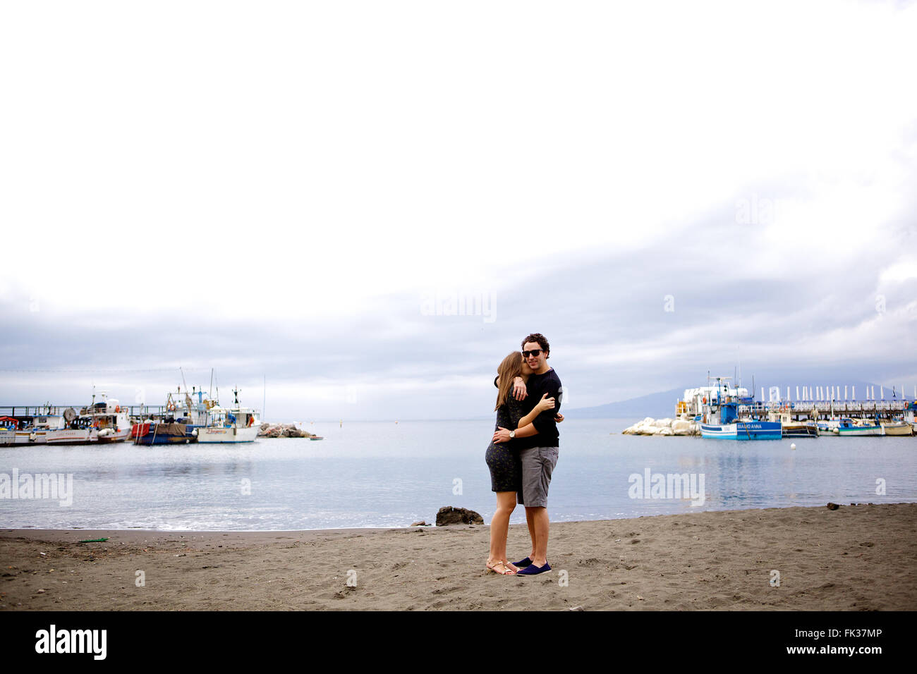 Jung, in Liebe Brünette Pärchen im Urlaub in Italien, mit Blick auf die Amalfiküste, Sorrent Hafen von Marina Grande Stockfoto