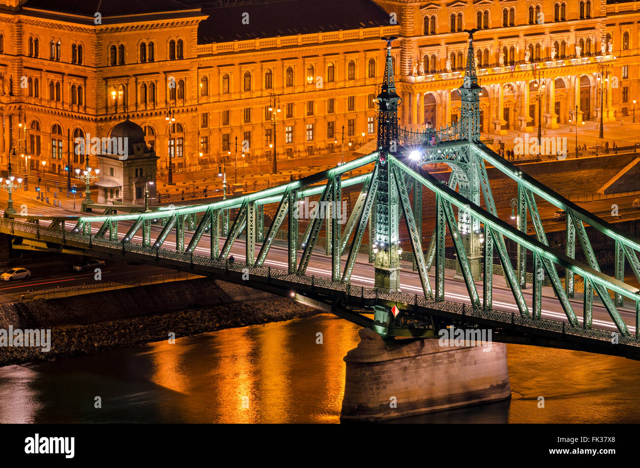 Budapest Liberty Bridge bei Nacht Stockfoto