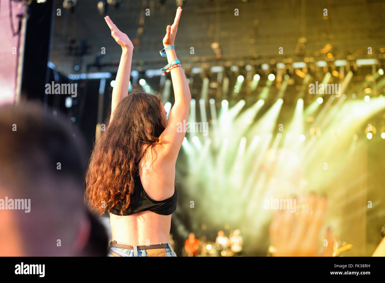 BENICASSIM, Spanien - 17 Juli: Menge in einem Konzert am FIB Festival am 17. Juli 2014 in Benicassim, Spanien. Stockfoto