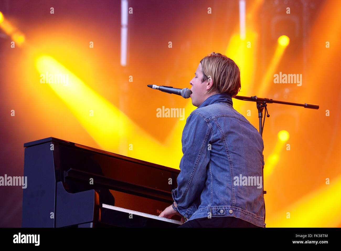BENICASSIM, Spanien - 18 Juli: Tom Odell (britischer Sänger, Songwriter und Pianist) singt und spielt Klavier auf FIB Festival. Stockfoto