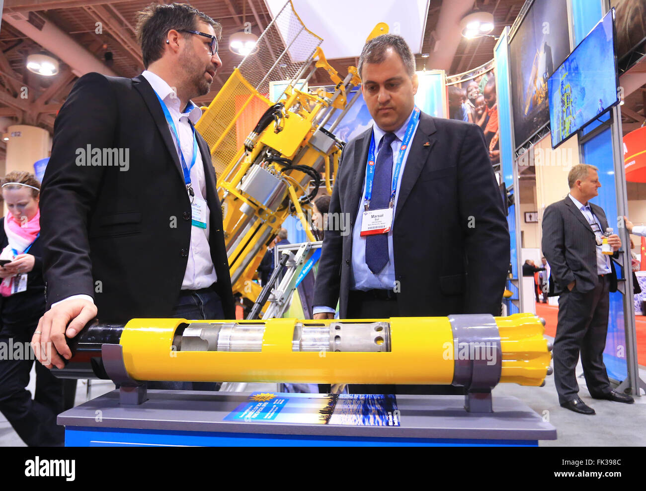 (160306)--TORONTO, 6.März, 2016(Xinhua)--Teilnehmer Marsol Sol(R) aus Brasilien Uhren eine Bohrmaschine mit seinem Freund während der 2016 Goldsucher und Entwickler Association of Canada (PDAC) International Convention, Messe und Investoren Exchange-Mining Investment Show im Metro Toronto Convention Centre in Toronto, Kanada, 6. März 2016. Als eines der weltweit größten mineralischen Konferenzen der viertägigen Jahrestagung startete am Sonntag. (Xinhua/Zou Zheng) Stockfoto