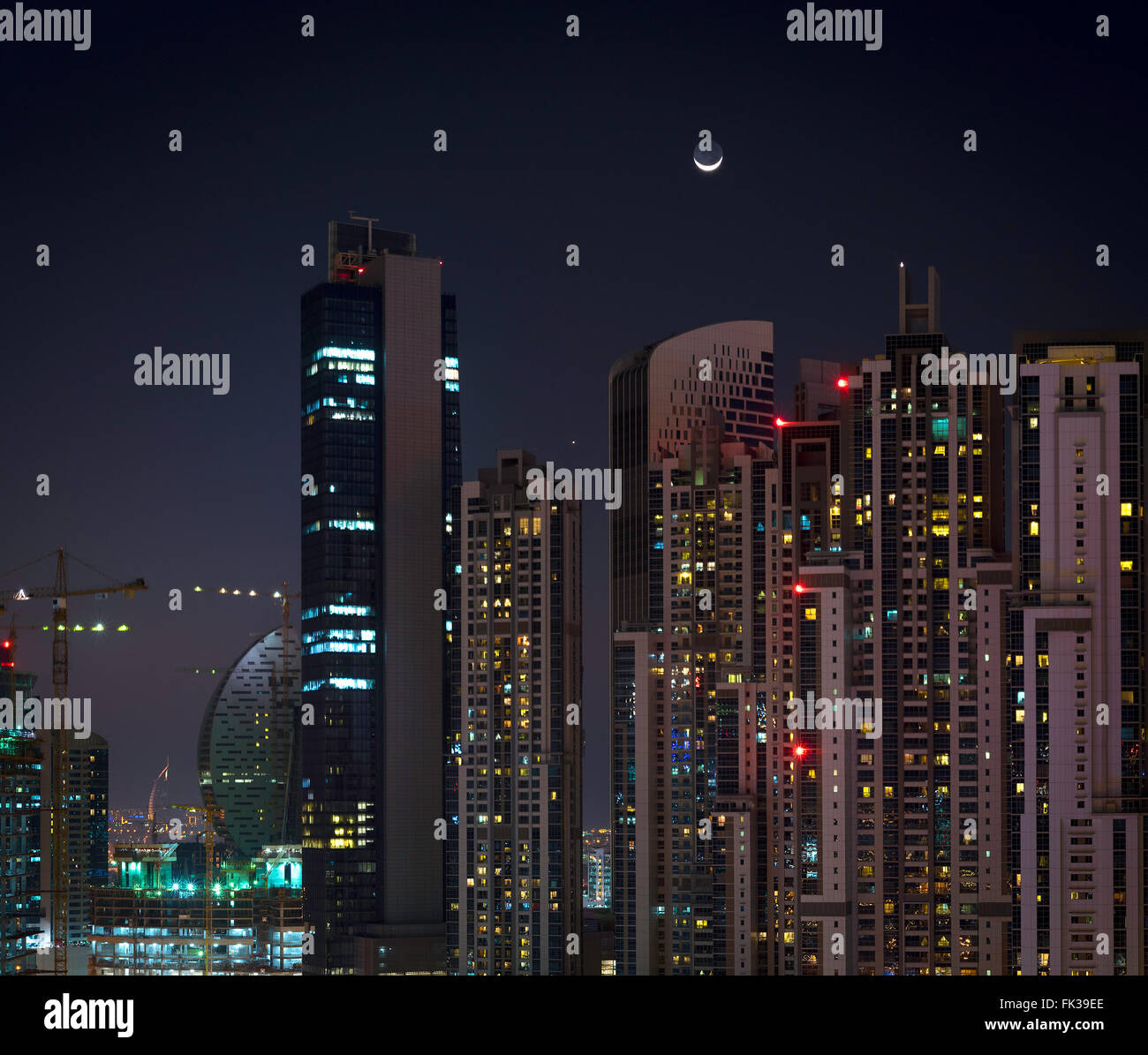 Blick auf Wohnviertel in Dubai bei Nacht Stockfoto